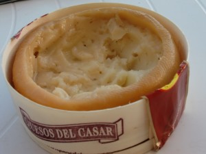 Eine aufgeschnittene Torta del Casar.